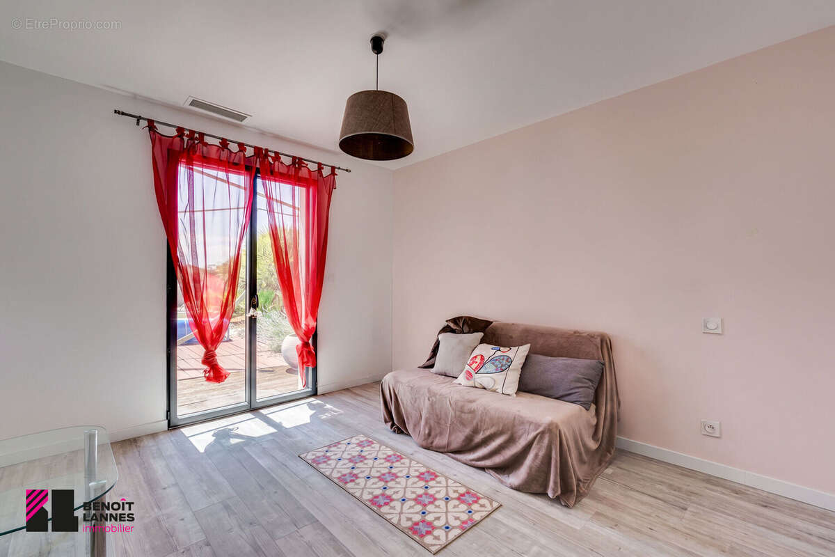Maison 165 m² à La Salvetat-Saint-Gilles  - photo 8
