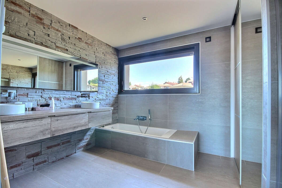 Maison à SAINT-BONNET-LES-OULES