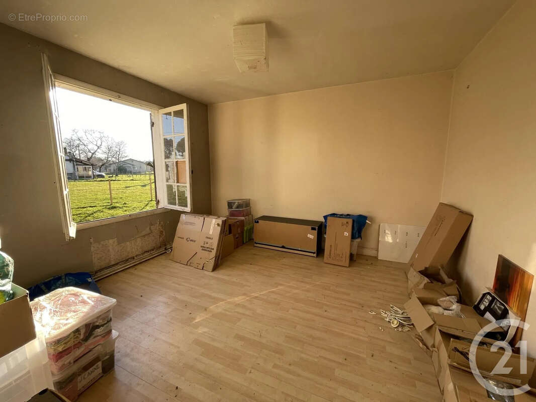 Maison à LES PEINTURES