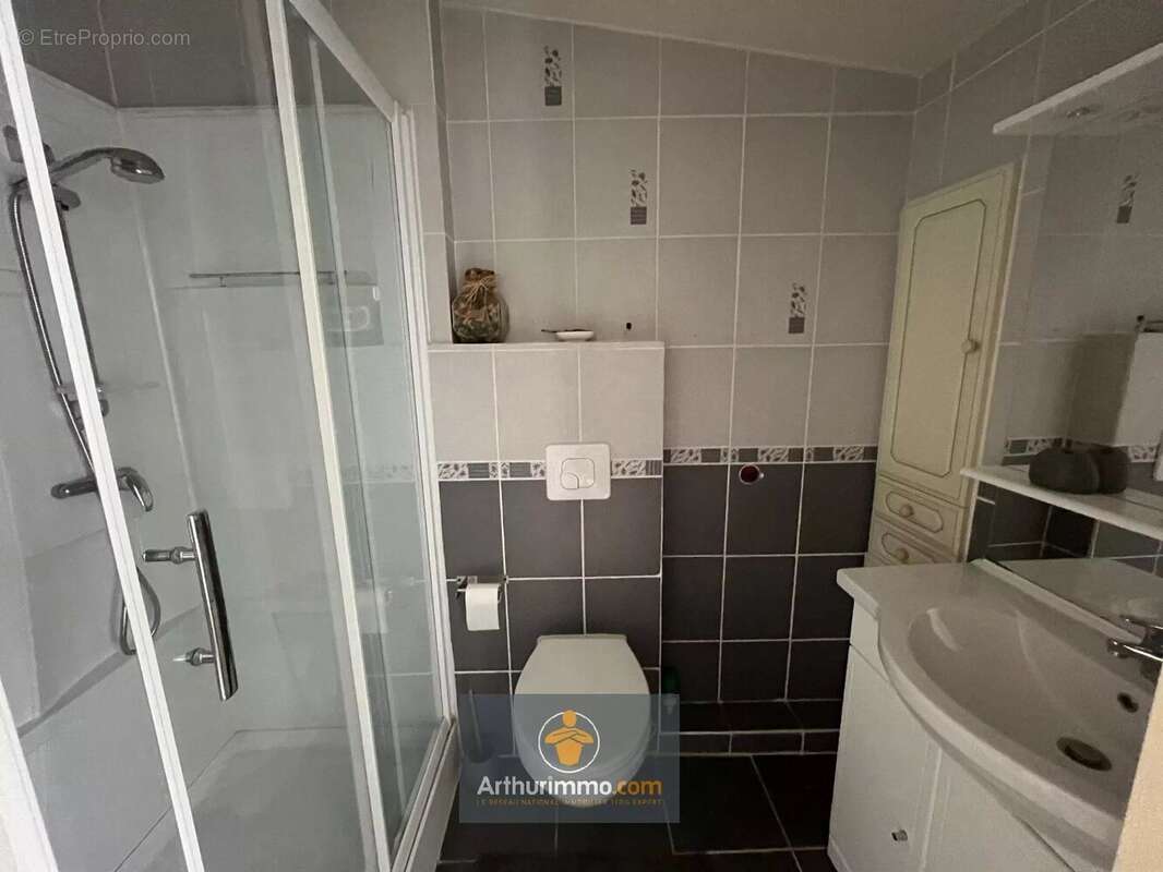 Maison à SAINT-CYR-DU-DORET