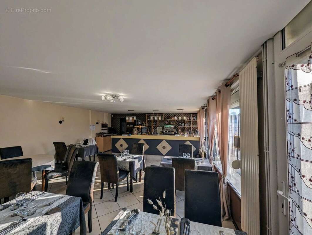 Commerce à LONGUEIL-ANNEL