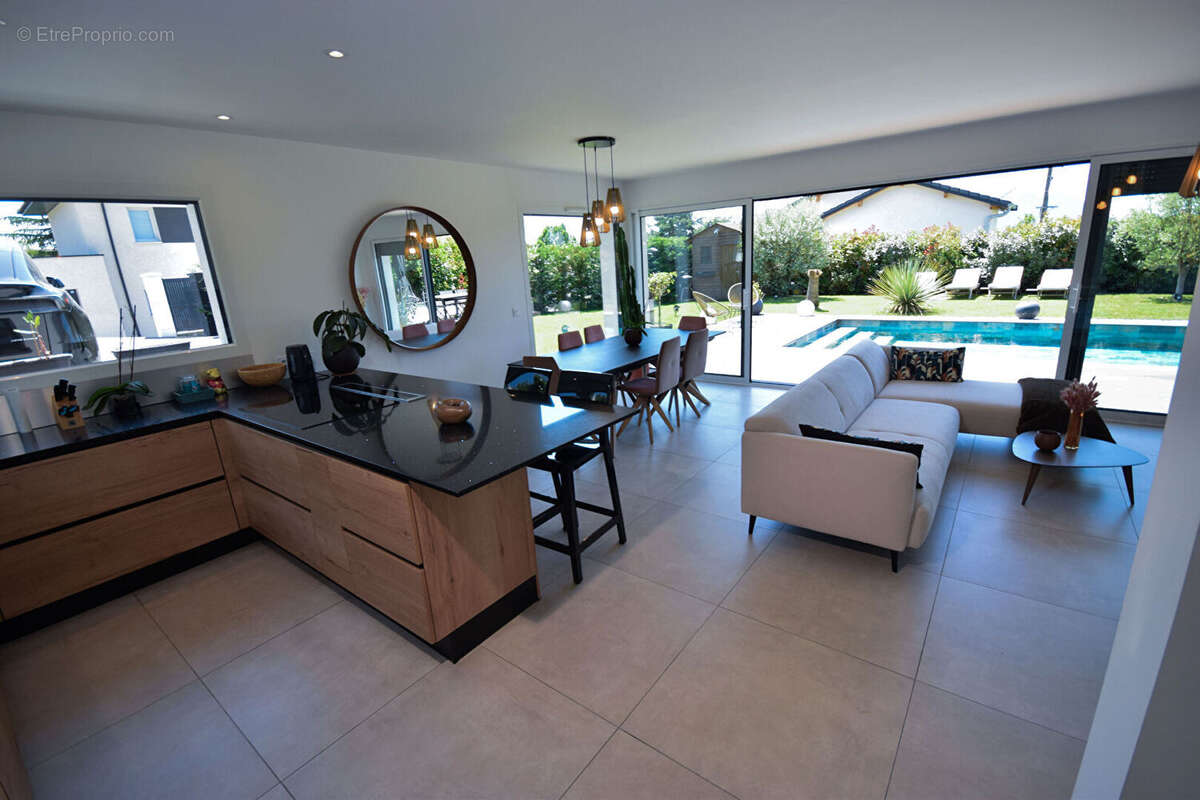 Maison à CRANVES-SALES