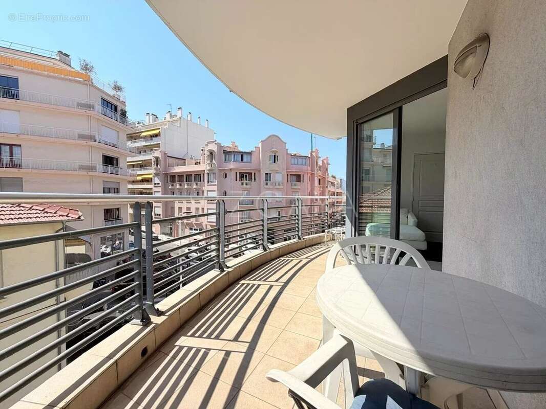 Appartement moderne de 3 pièces au centre d’Antibes - photo 2