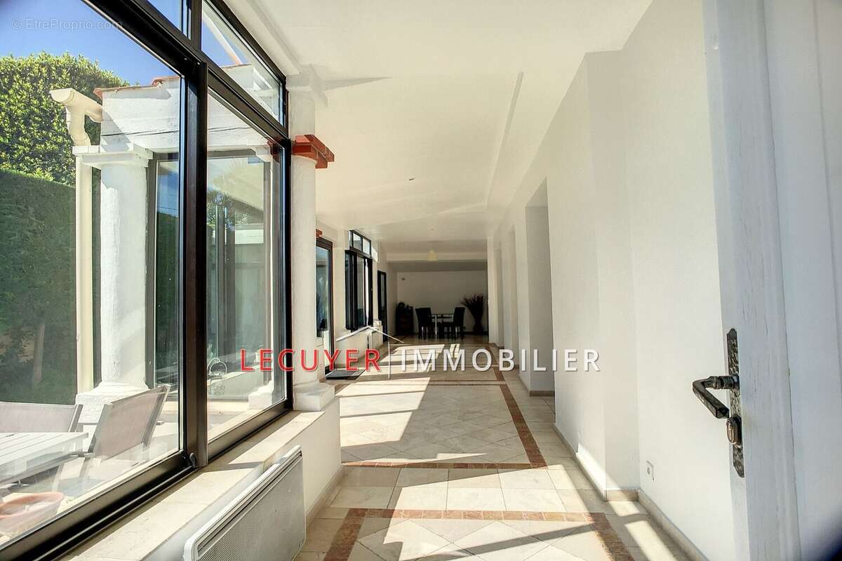 Appartement à VALLAURIS