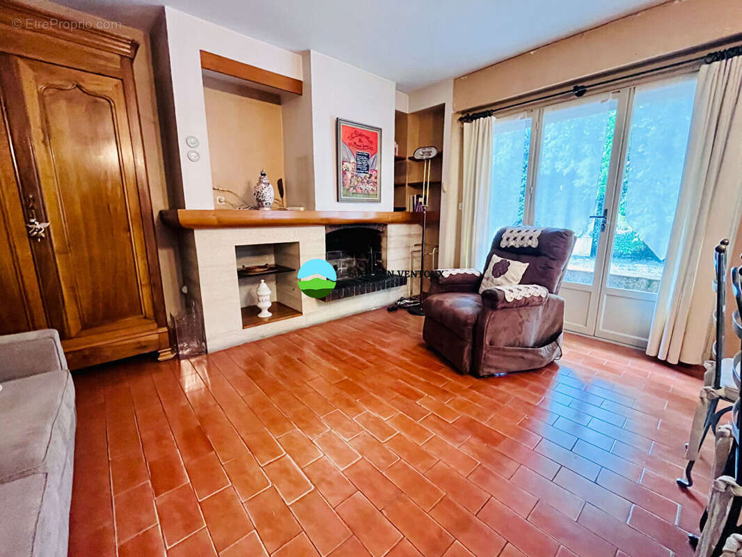 Maison  5 pièces 147 m²  et  sur  1298 m² de terrain avec dépendances - photo 7