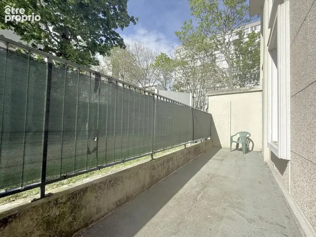 Grand 2 pièces avec terrasse de 13,50 m² à 5 minutes du métro ! - photo 2