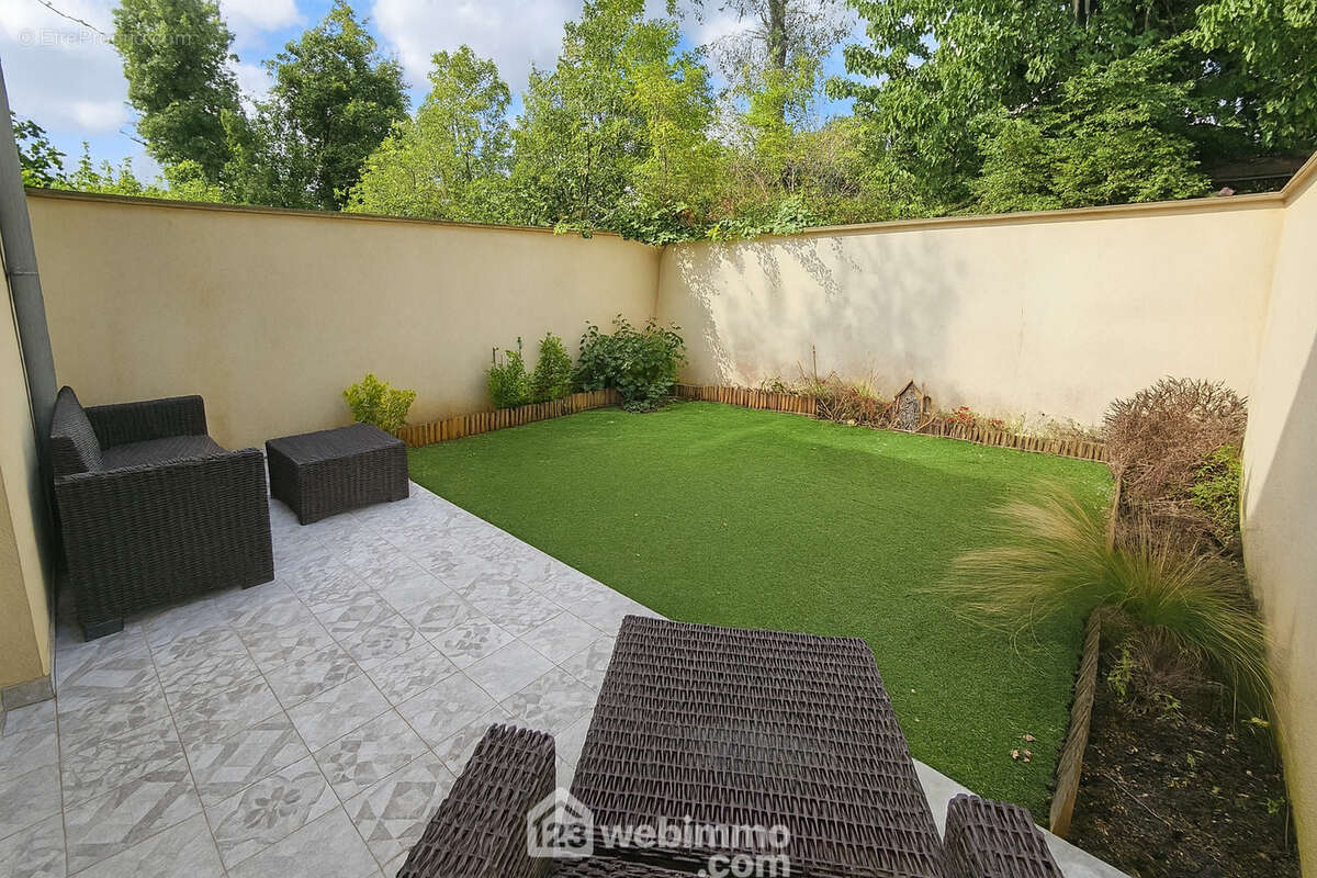 Voici la terrasse clos de mur de 32 m² avec une exposition Ouest et sans vis à vis! - Maison à MILLY-LA-FORET