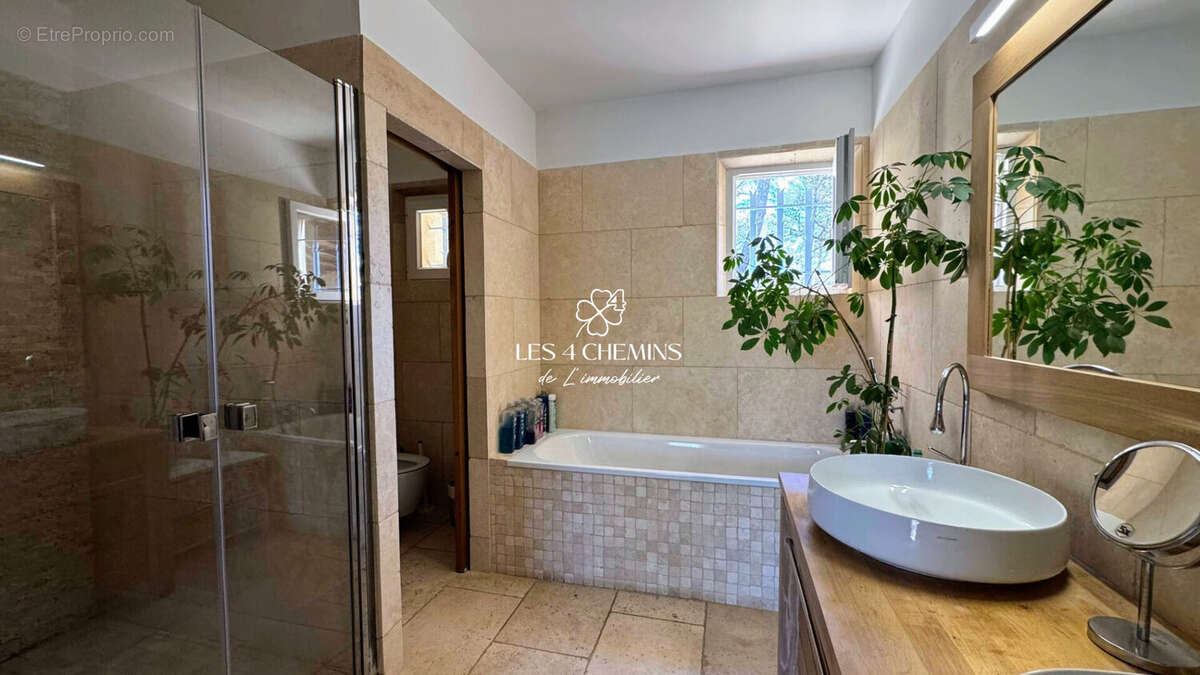 A vendre, belle villa  provençale 7 pièces 270 m2 sur 5000 m2 boisé - photo 12