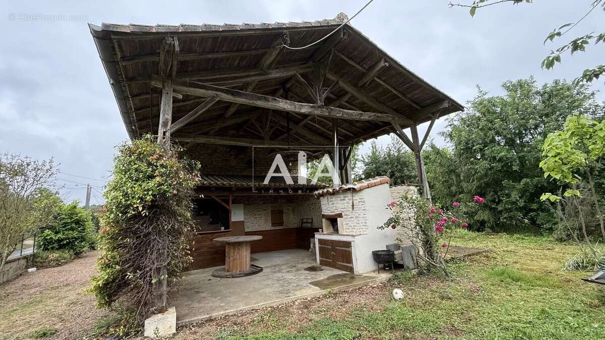 Maison à LES ADJOTS