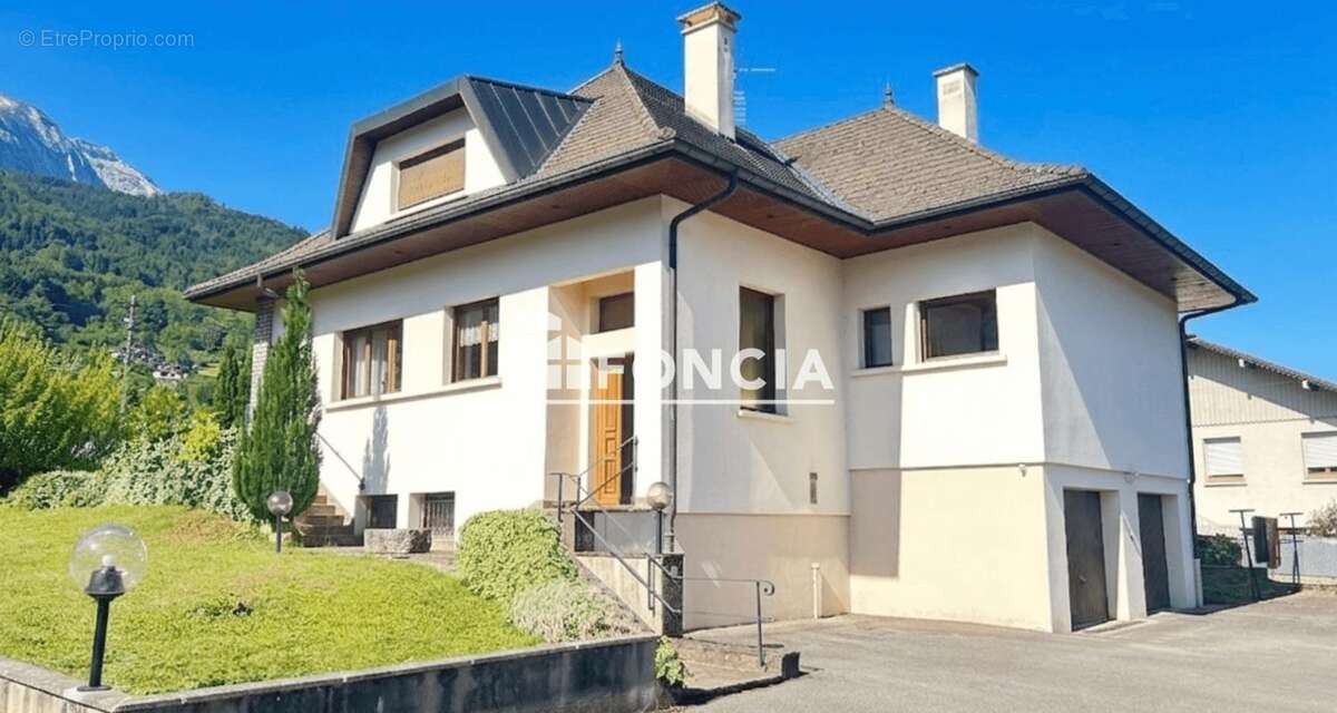 Vaste maison 4 chambres, combles exploitables, deux garages doubles sur terrain arboré 1108m2 Scionzier centre - photo 2