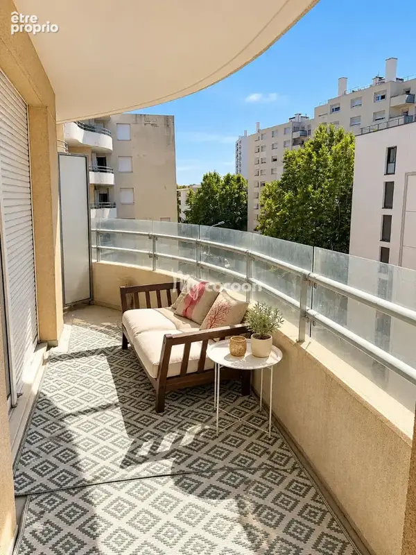 Lyon 7 - T3 - 71 m² - Balcon Parking - photo 2