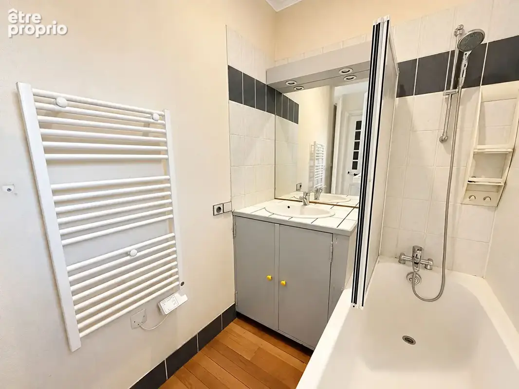Lyon 3ème Garibaldi T4 97m²  Quatrième étage avec ascenseur, caves, grenier et garage - photo 4