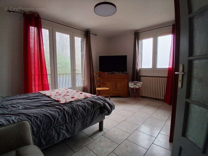 Maison à LE CHAMBON-FEUGEROLLES