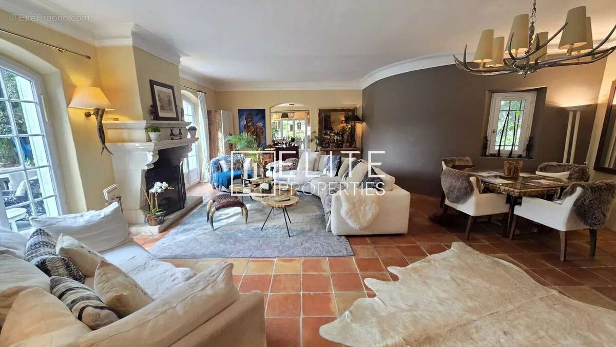 Maison à ROQUEFORT-LES-PINS