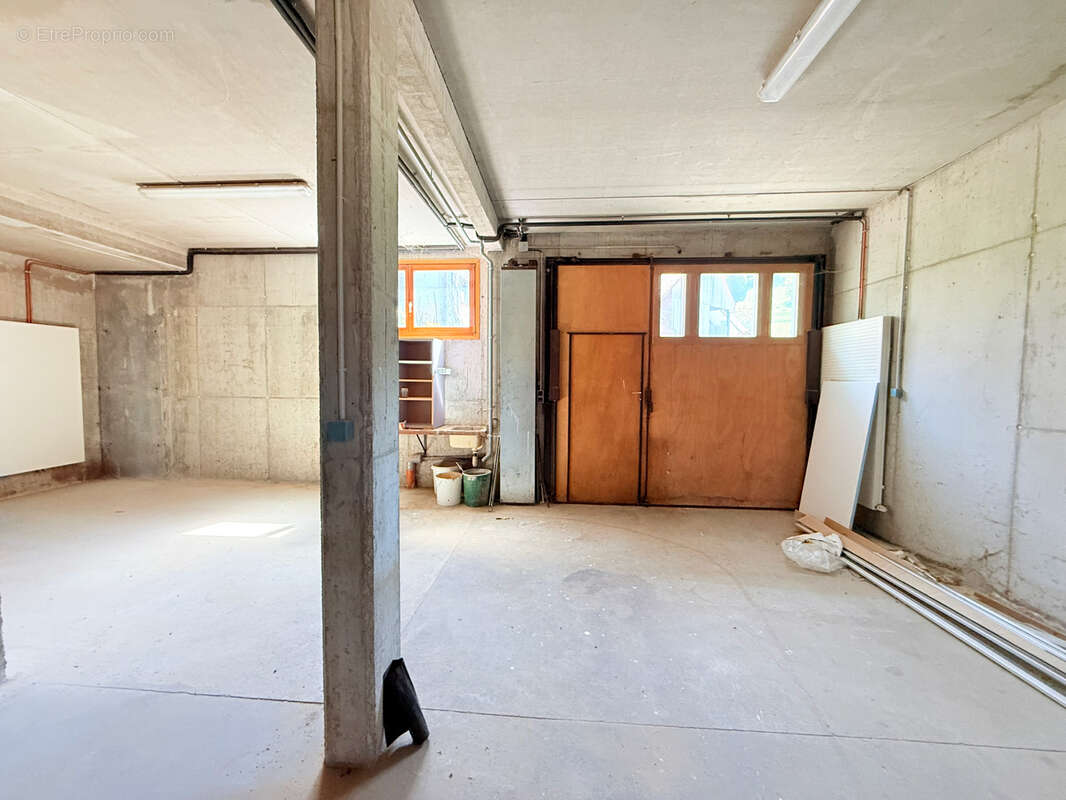 Local professionnel - 341m2 - Plusieurs accès - Possibilité transformation logements - photo 18