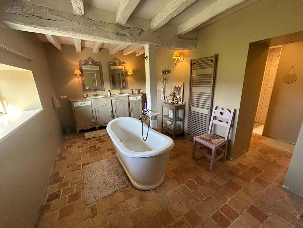 Maison à BECON-LES-GRANITS