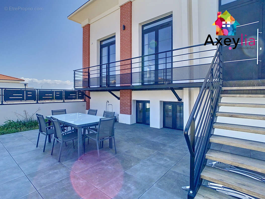 A vendre- roanne bord de loire - maison de ville type loft avec terrain et piscine - photo 14
