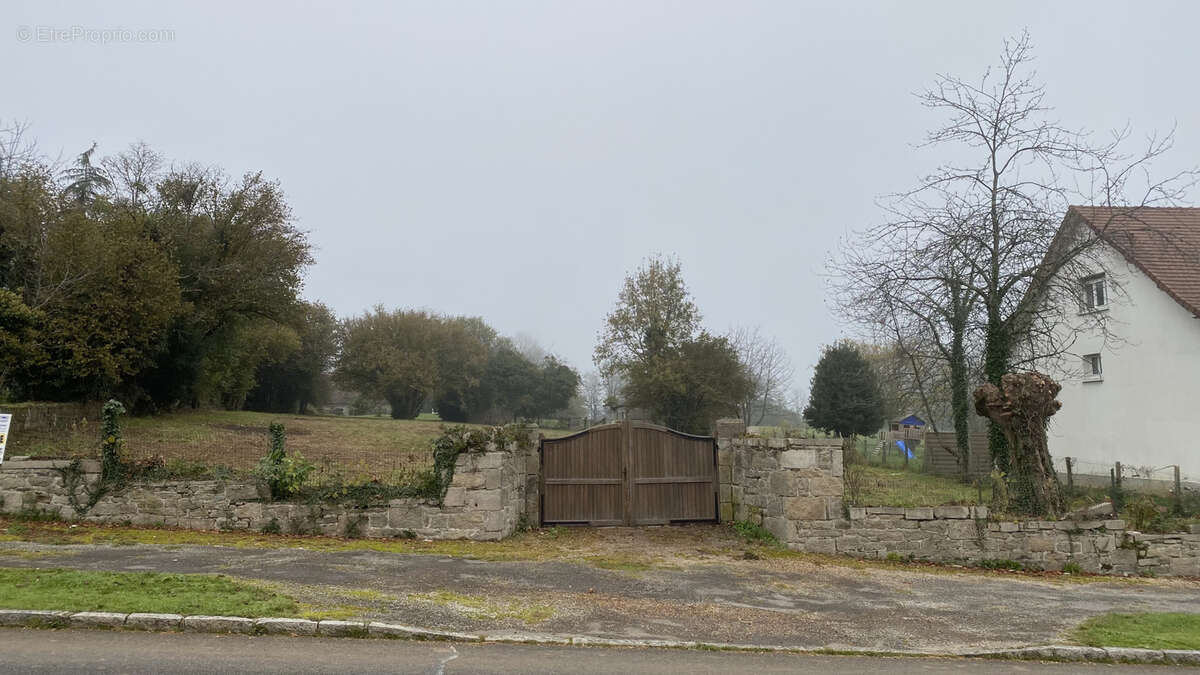 Terrain à MAGNAC-BOURG