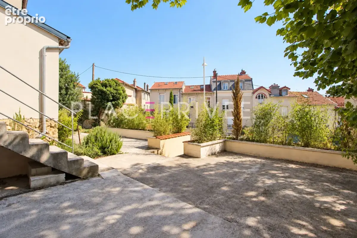 Maison avec jardin et stationnement - photo 17