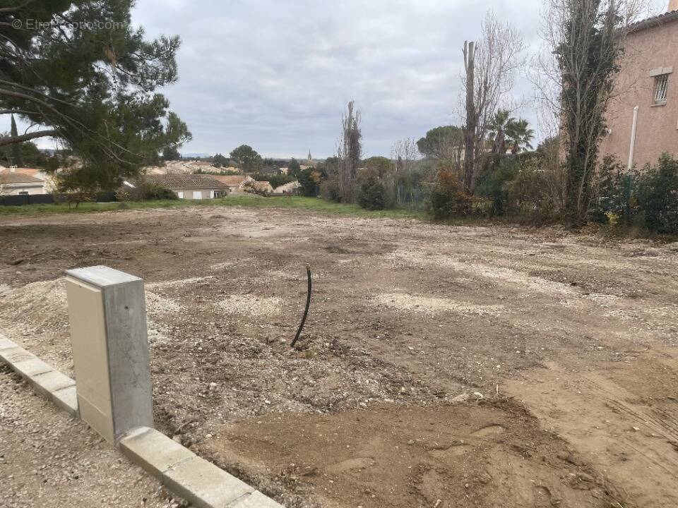 Terrain à PELISSANNE