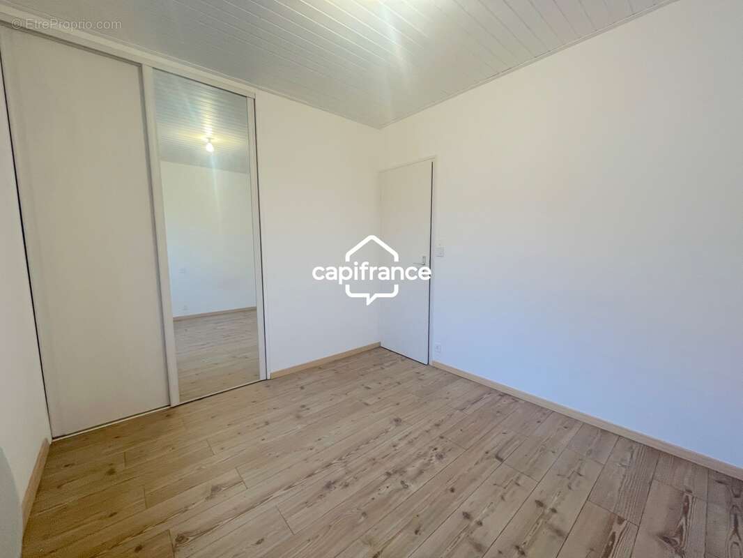 Maison familiale de 152 m2 avec piscine, garage et espace indépendant à deux pas de l'océan ! - photo 8