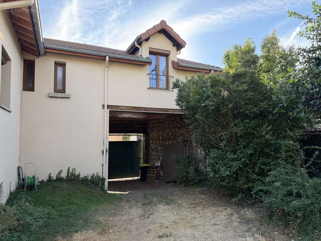 Maison familiale rénovée avec jardin - Le Chambon-Feugerolles - photo 4