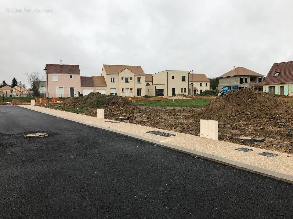 Terrain à CREGY-LES-MEAUX