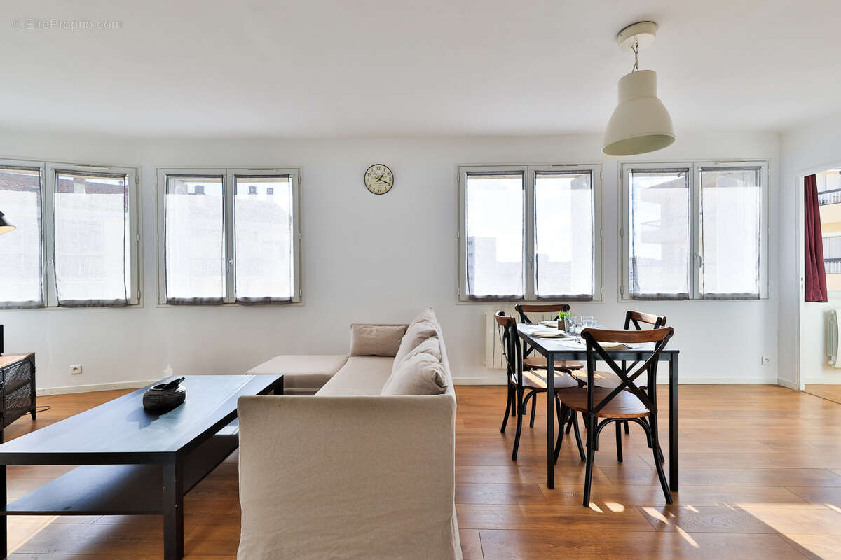 Appartement à LE REVEST-LES-EAUX