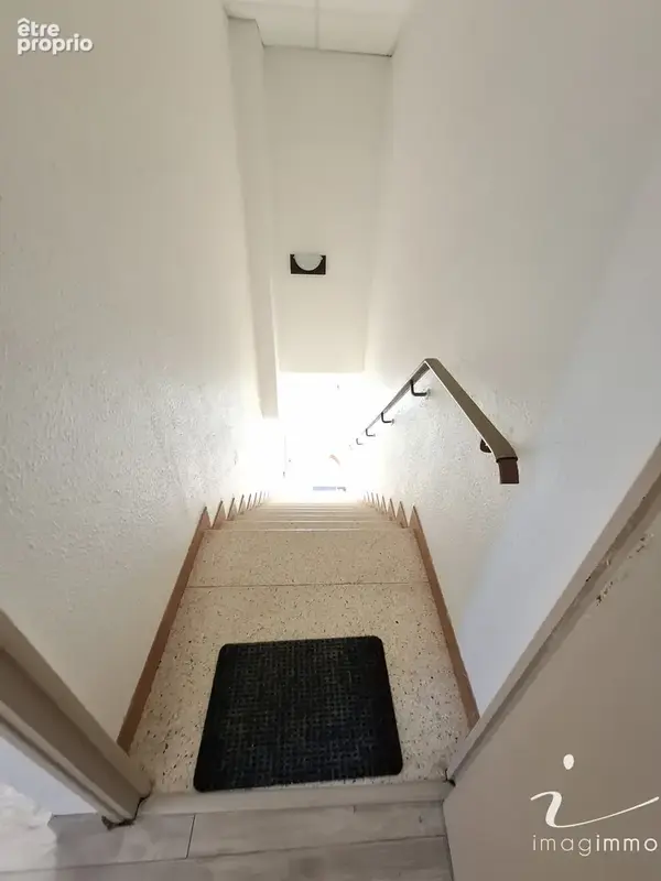 Idéalement placée, découvrez cette spacieuse maison de village avec un garage de 75 m2 ! - photo 16