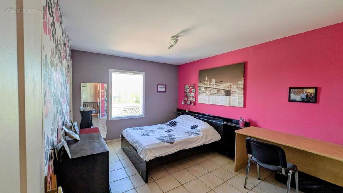 Villa familiale de 212m² - vue Monts du Lyonnais - calme absolu - piscine - grand terrain - photo 15