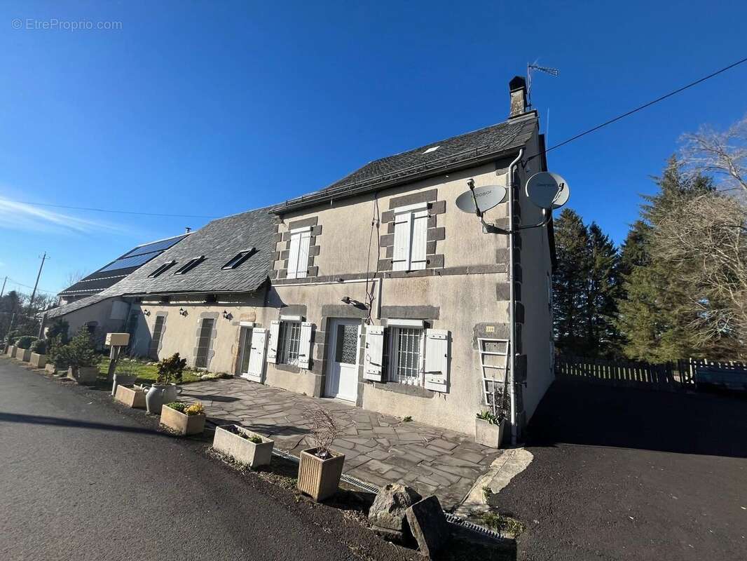 Maison à SAINT-SAUVES-D'AUVERGNE