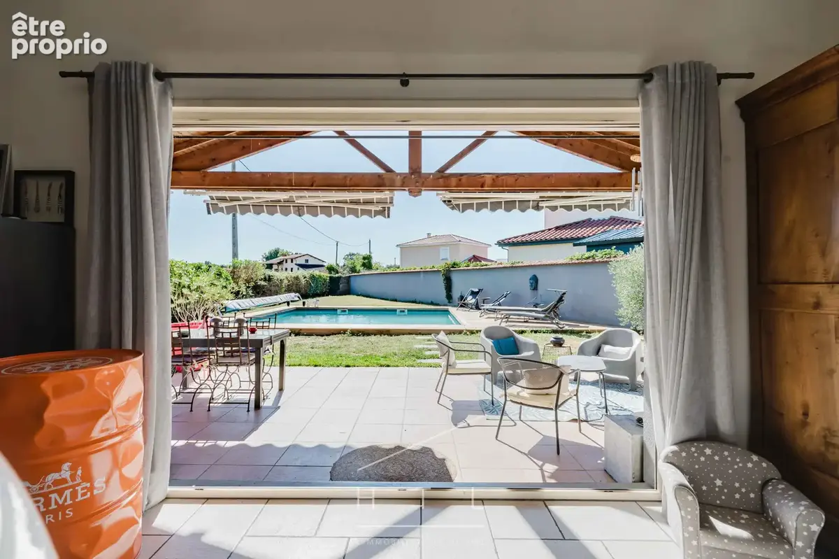 Maison familiale de 179 m2 avec piscine, jardin et double garage à Quincieux - photo 9