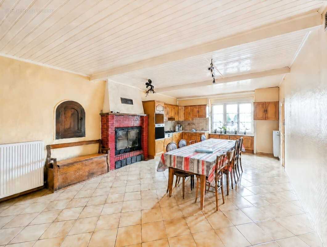 Maison à vendre Mont Dol, 5 chambres, avec dépendances/hangars, sur 9864m² de terrain. - photo 2