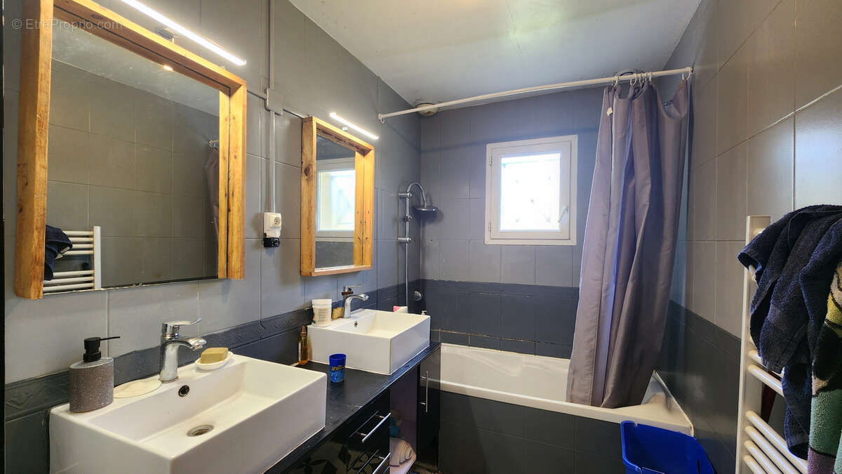 Maison à SAINT-YZAN-DE-SOUDIAC