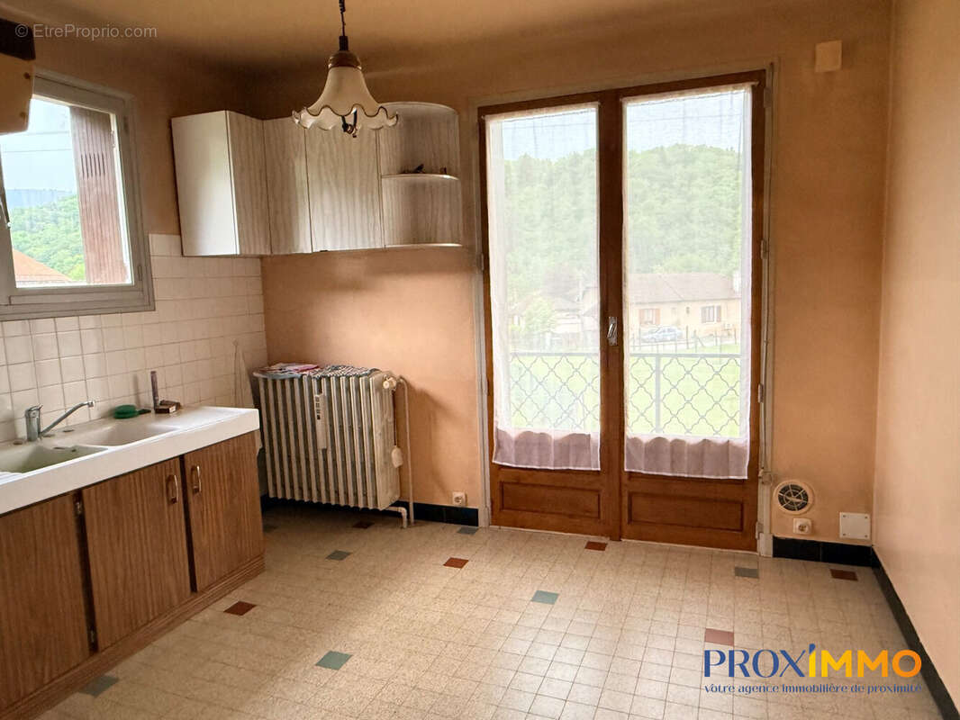Maison 98 m² à Saint-Geoire-En-Valdaine  - photo 2