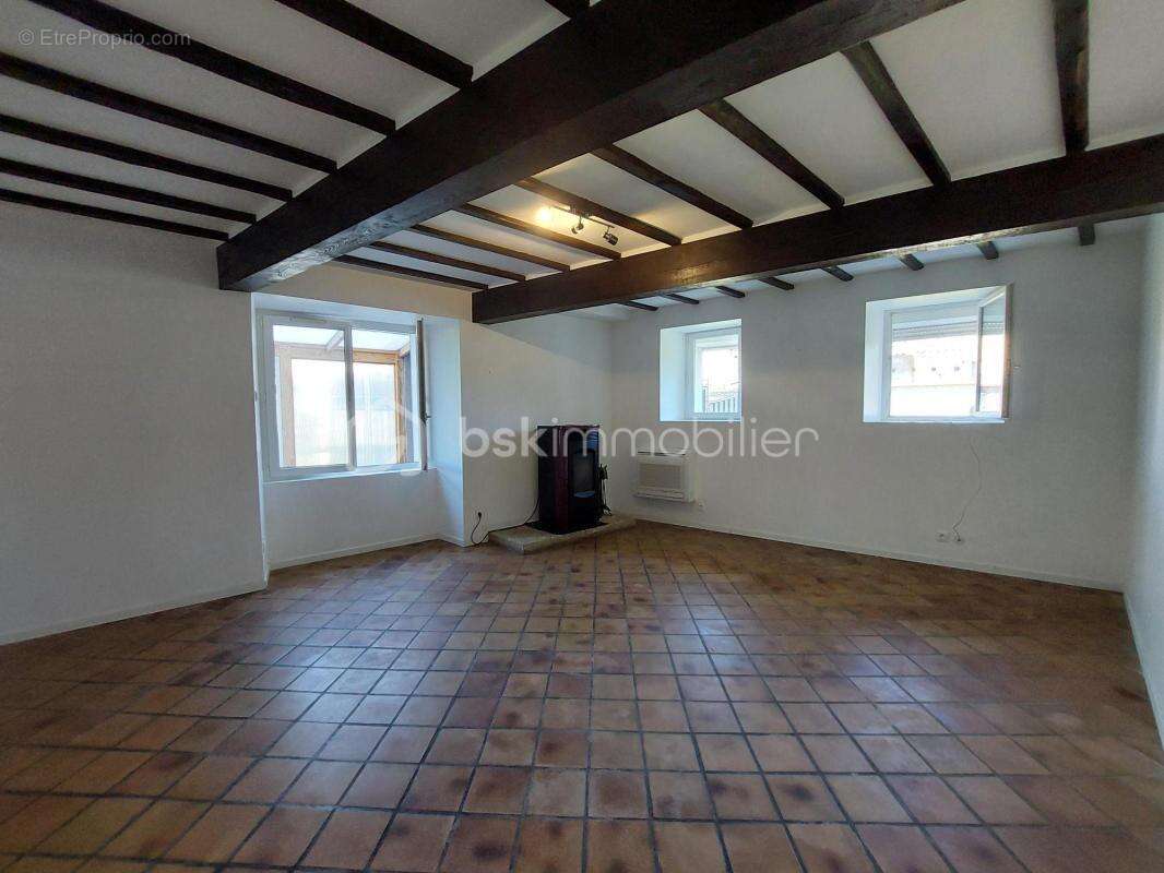 “Maison familiale aux grands volumes, 4  chambres, dépendance en pierre aménageable, jardin clos ,un garage— un potentiel rare a - photo 3