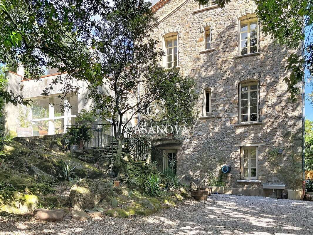 Maison de caractère en pierre 1920 restaurée, 300 m² habitables (dont gîte) + annexes aménageables. terrain de 5 000 m² avec pis - photo 2