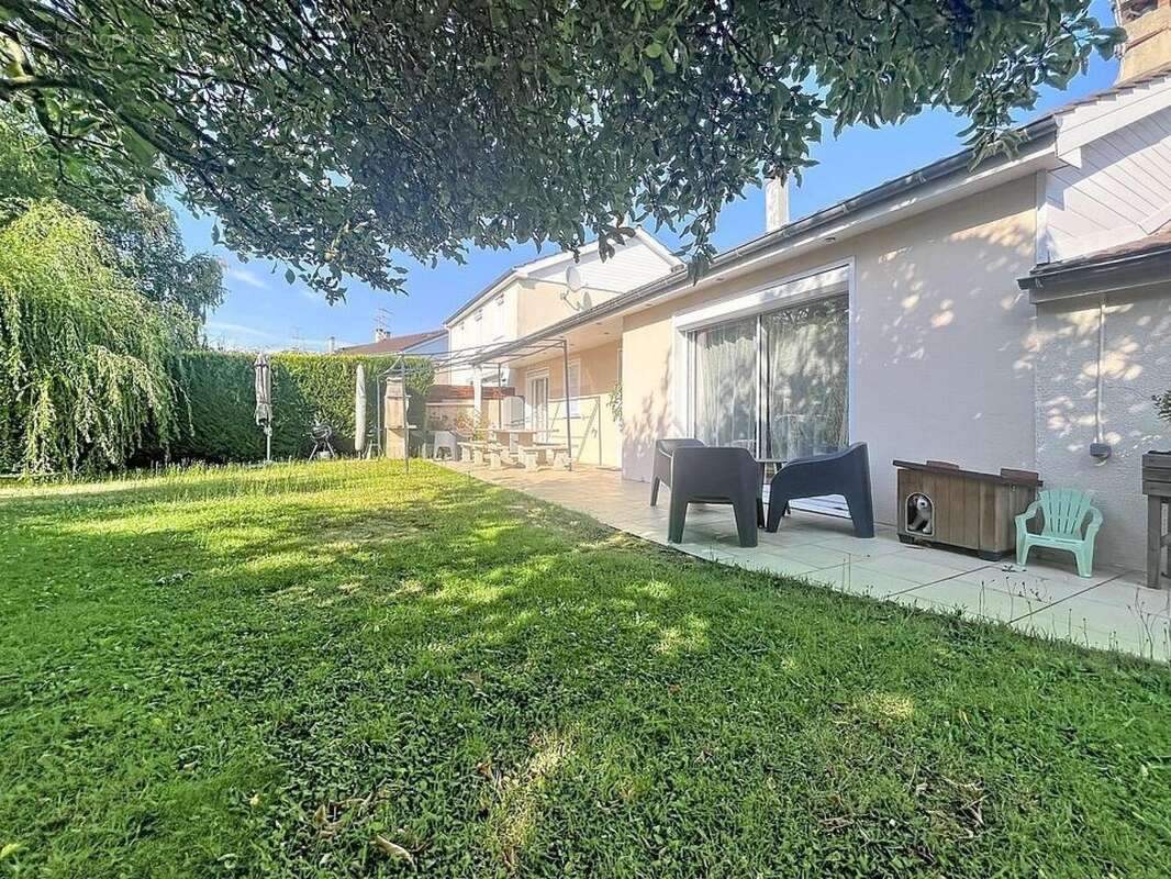 Photo 2 - Maison à LE MESNIL-SAINT-DENIS