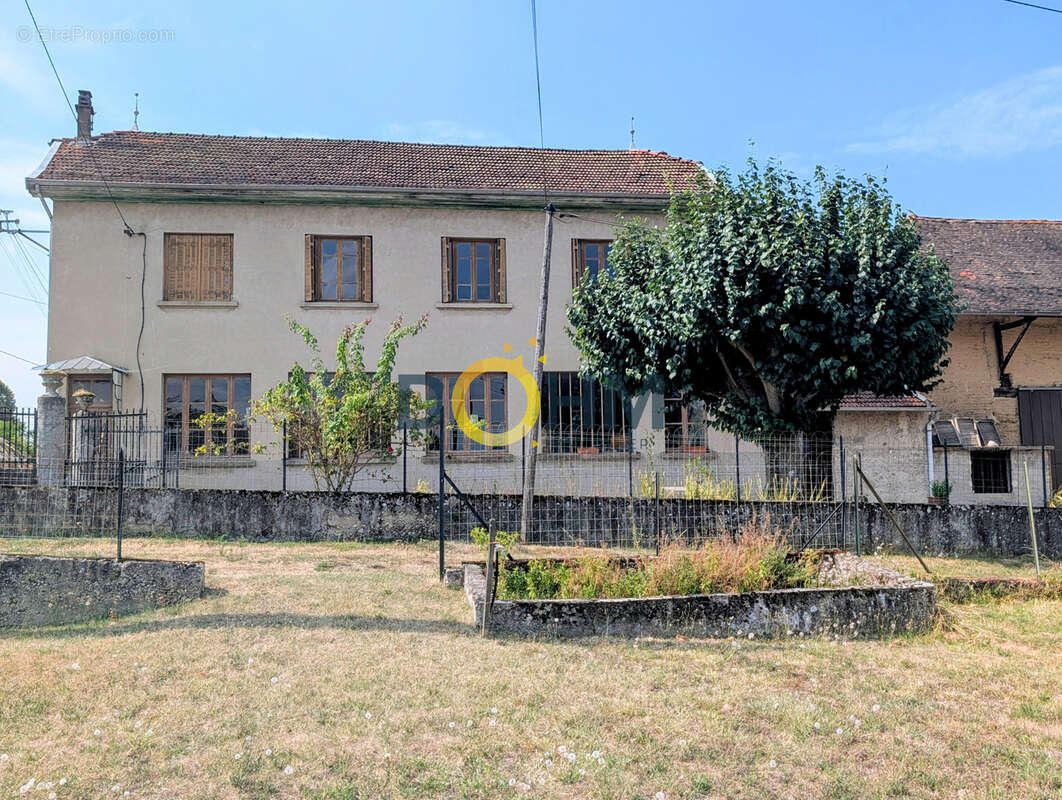 Ancien atelier de tissage a rehabiliter avec un appartement t4 sur un terrain de 497 m2 - photo 2