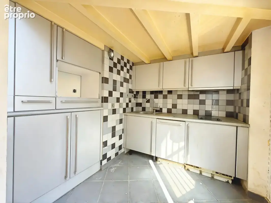 Grand studio avec très belle hauteur sous plafond - photo 9