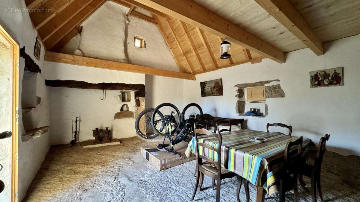 Maison à SAULIAC-SUR-CELE