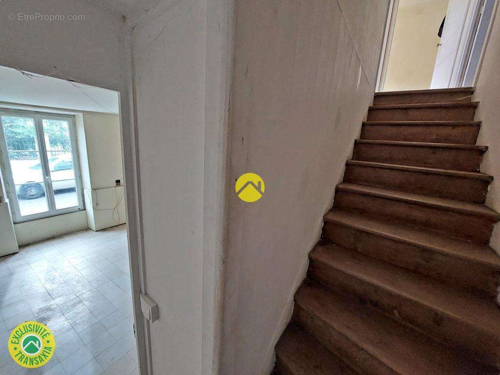 Maison avec dépendance et terrains - photo 11