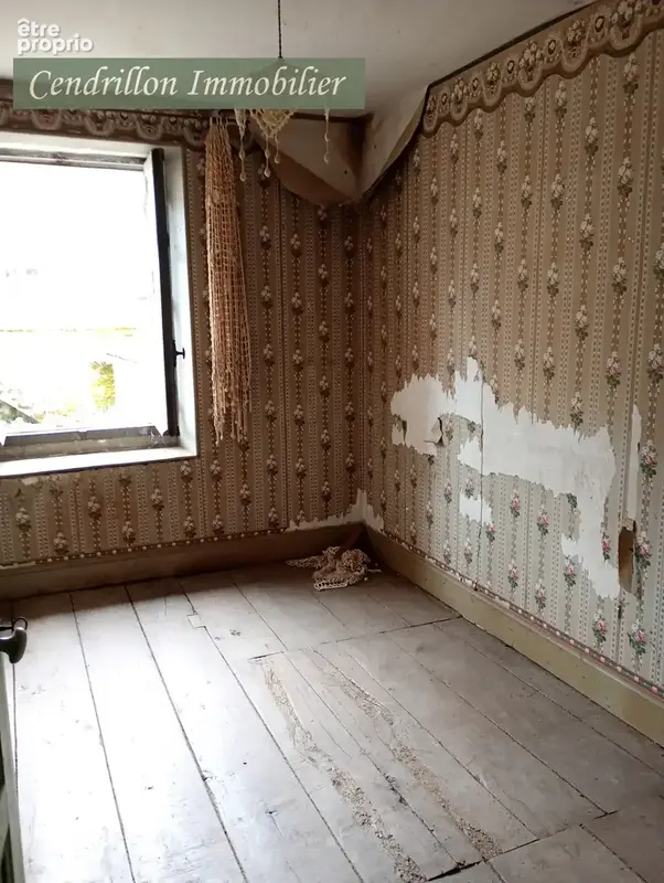 Très belle maison à rénover située dans un petit hameau proche de Saint-Georges-la-Pouge. - photo 6