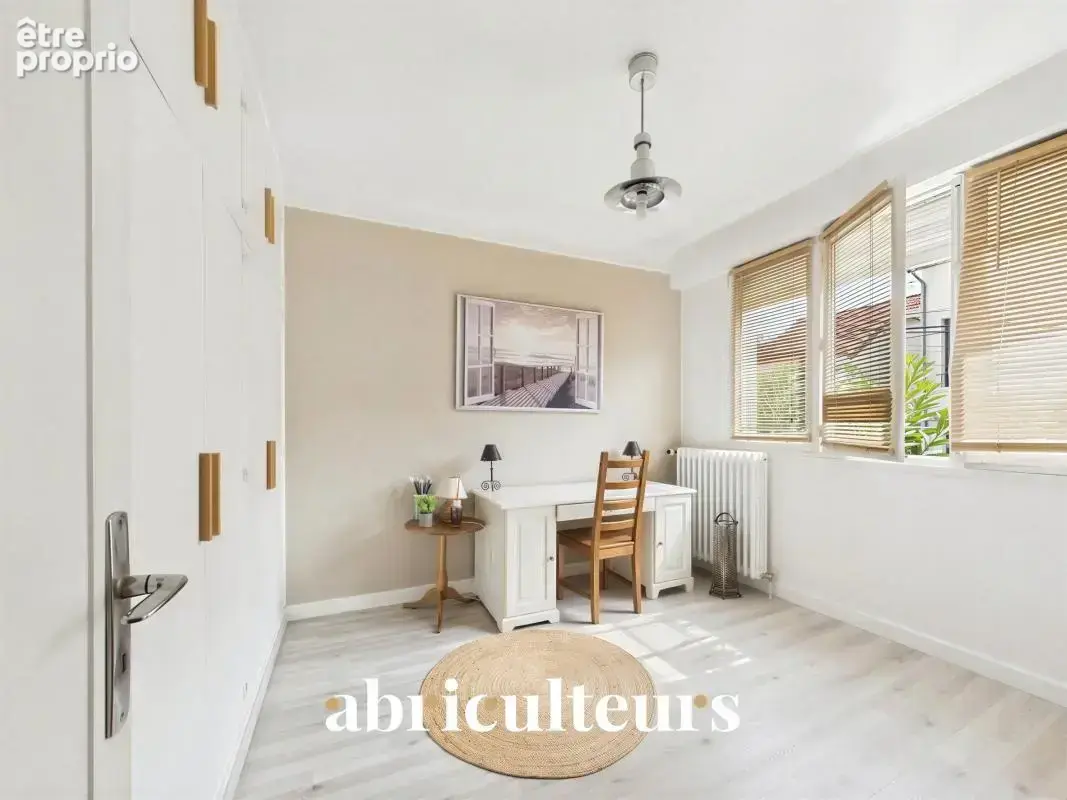 Châtillon – Maison familiale avec jardin sans vis-à-vis, garage et beau potentiel - photo 13