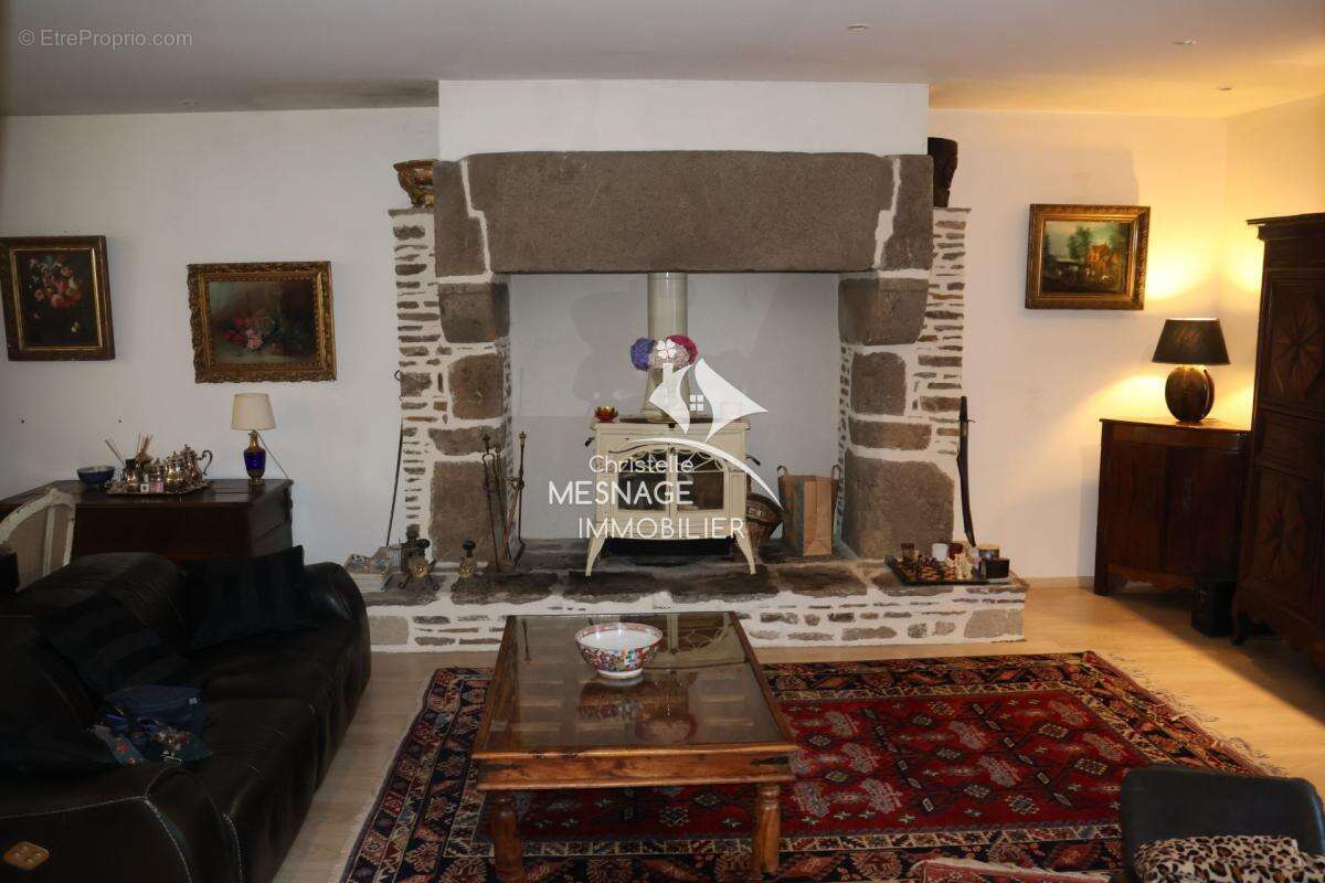 Maison à LANGROLAY-SUR-RANCE