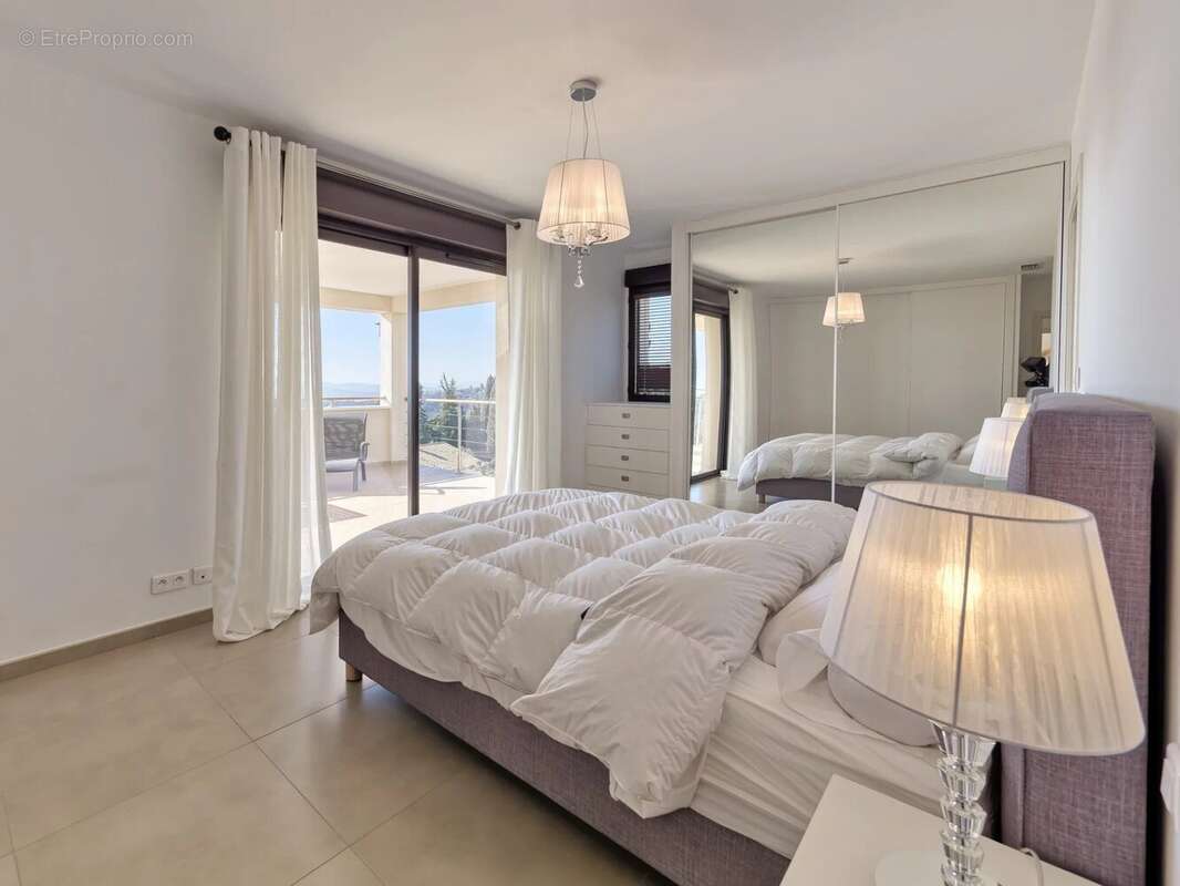 Maison à CHATEAUNEUF-GRASSE