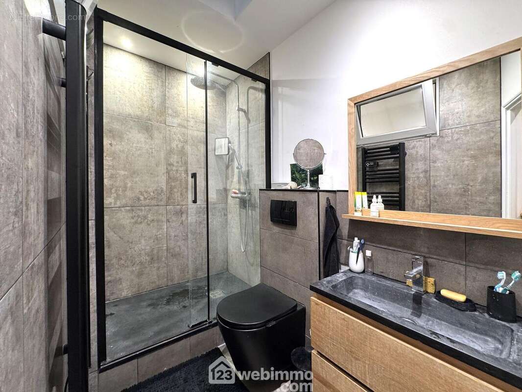 Salle d&#039;eau avec WC récente - Maison à MONTREUIL