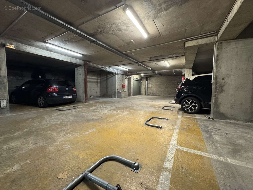 Parking à PARIS-11E