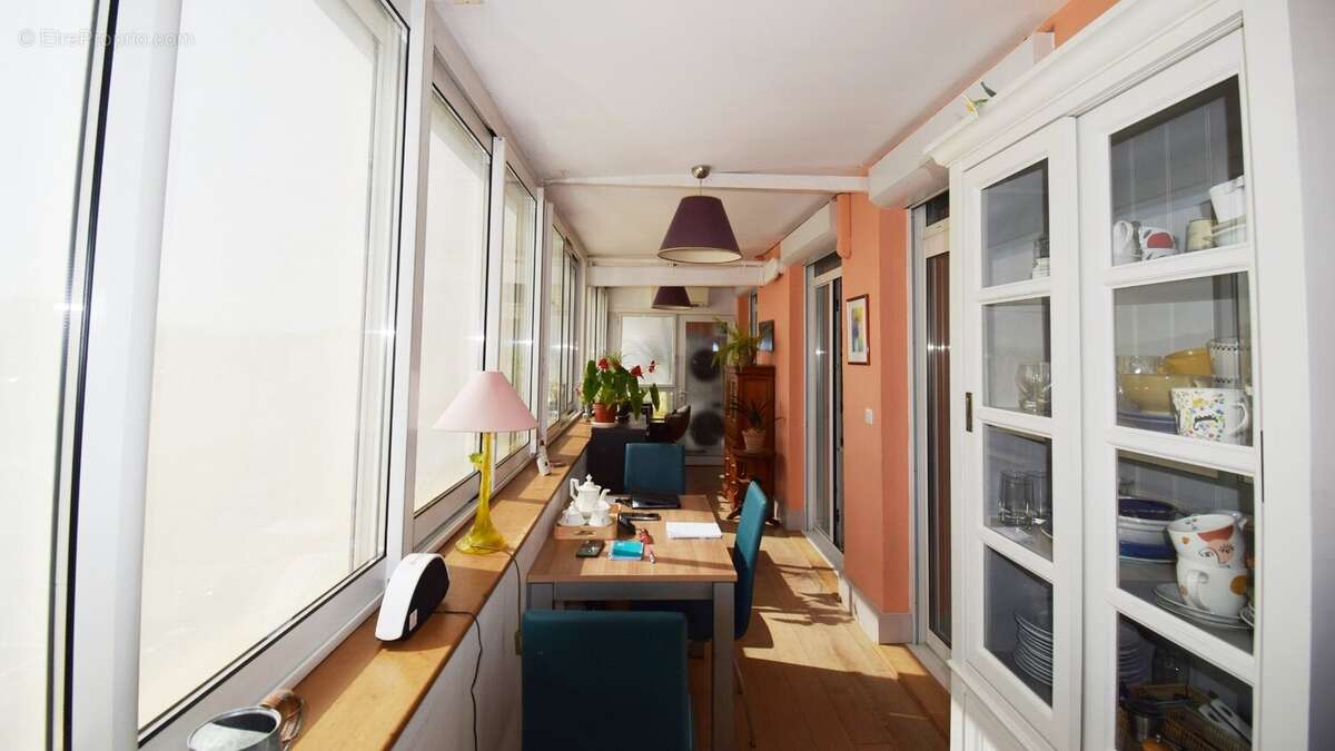À VENDRE - PROCHE PARC DES SOURCES - Appartement T2 bis centre-ville de VICHY avec vue dégagée - photo 7