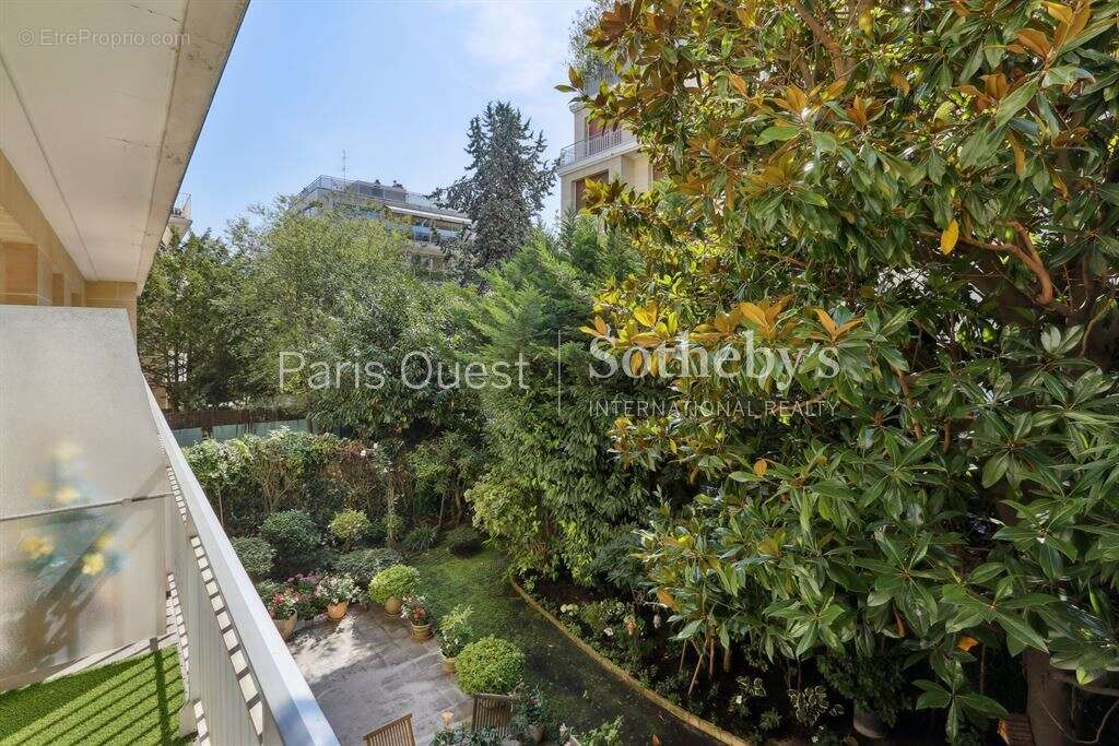 Appartement à NEUILLY-SUR-SEINE